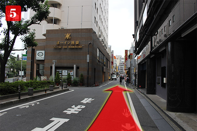 池袋駅の東口を出て左へお進みください